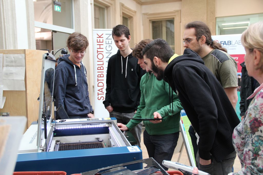 Mit dem Lasercutter haben die Workshop-Teilnehmer zum Beispiel Namesschilder aus Plexiglas hergestellt. (Bild: FAU/Claudia Rummel).