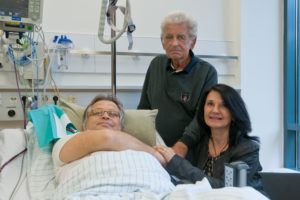 Hoffnung auf ein neues Leben: Ralf W. mit Ehefrau und Vater kurz vor der Lebendnierentransplantation im Herbst 2014. (Bild: Uni-Klinikum Erlangen)