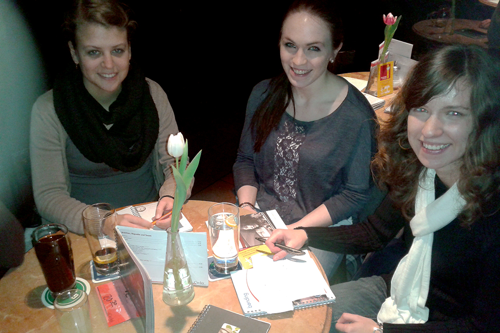 Vera Podskalsky, Sabine Storch und Patricia Achter bei ihrer Redaktionssitzung. (Bild: FAU/Salomé Mayer)