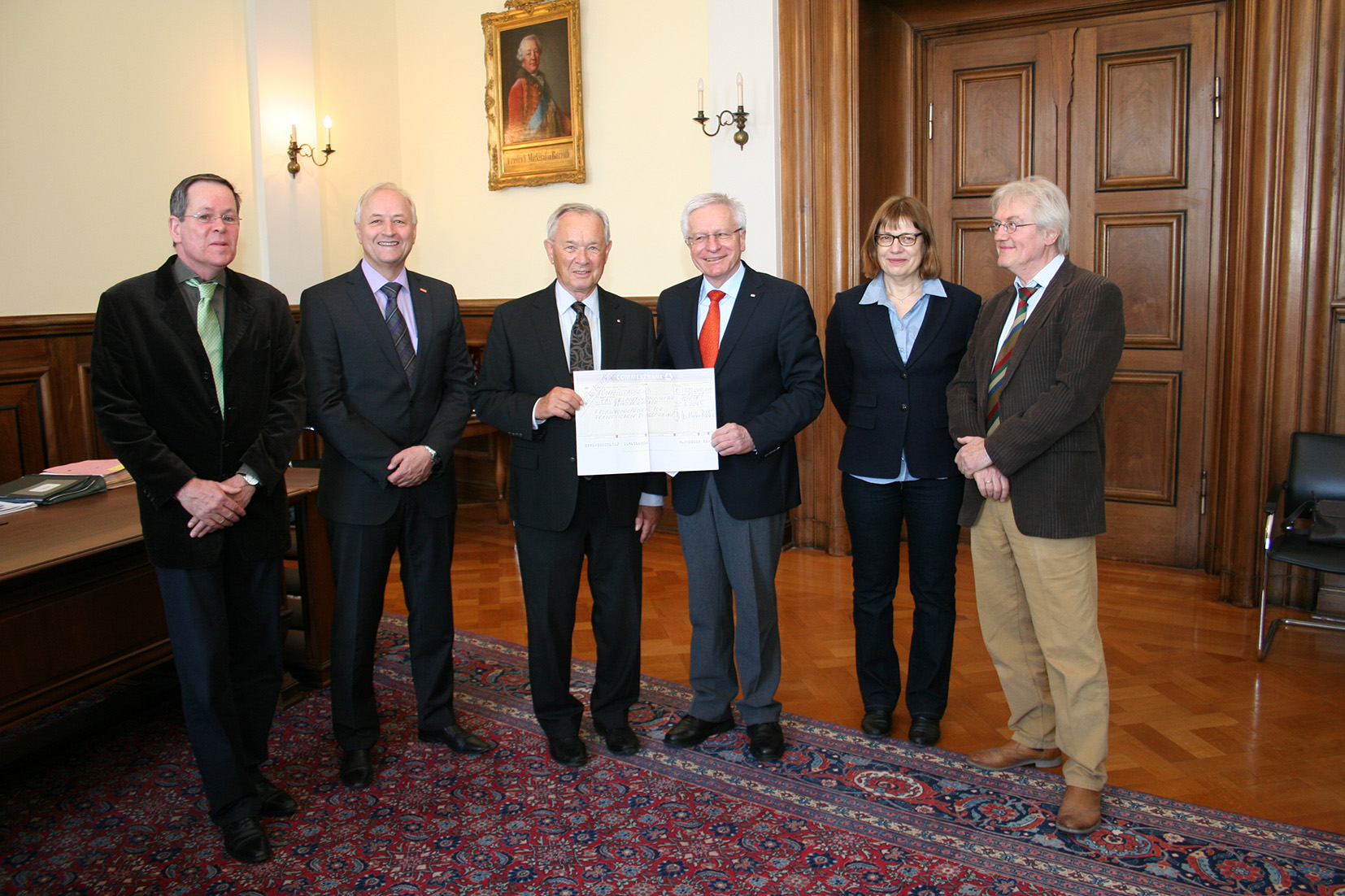 Freuen sich über die Zuwendung in Höhe von 50.000 Euro der Manfred-Roth-Stiftung (v.l.): Prof. Dr. Hans Dickel, Professur für Kunstgeschichte, Franz Fritzenschaft, Niederlassungsleiters der NORMA-Niederlassung Röttenbach, Dr. Wilhelm Polster, Vorstand der Manfred-Roth-Stiftung, Prof. Dr. Karl-Dieter Grüske, Präsident der FAU, Dr. Christina Hofmann-Randall, Leiterin der Abteilung Handschriften, Graphische Sammlung und Bestandserhaltung der Universitätsbibliothek Erlangen, und Hans Riepel, Referent für das Körperschafts- und Stiftungswesen. (Bild: FAU)