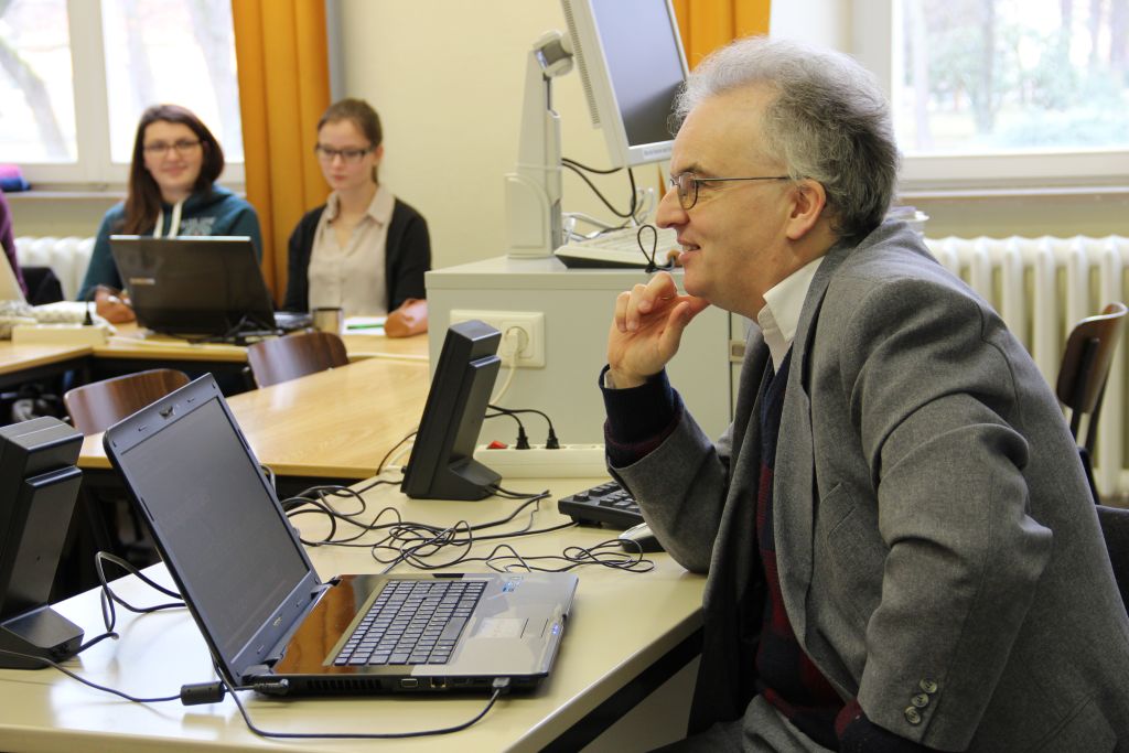 PD Dr. Wolfgang Krebs gibt in seinem Seminar Tipps zum wissenschaftlichen Schreiben. (Bild: FAU/Claudia Rummel)