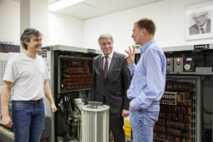 Die beiden FAU-Mitarbeiter Edwin Aures (li.) und Dr. Volkmar Sieh (re.) zusammen mit Konrad Zuse. (Bild: FAU/Georg Pöhlein)