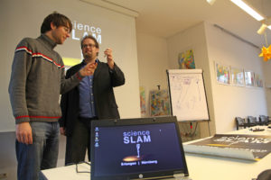 Seminarleiter Philipp Schrögel (rechts) hat Benedikt Kopera erfolgreich das Slammen beigebracht: Kopera kam bis in den Regionalentscheid Süd. (Bild: Georg Pöhlein)