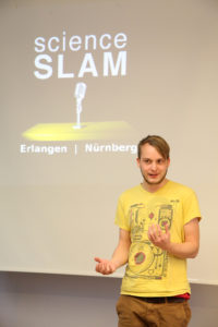 FAU-Doktorand Simon Reif hat es bis ins Bundesfinale des Science Slam geschafft. (Bild: FAU/Gerog Pöhlein)