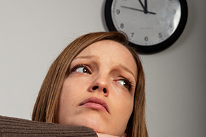 Uhr mit unglücklicher Studentin (Bild: panthermedia.net Bernd Jürgens)