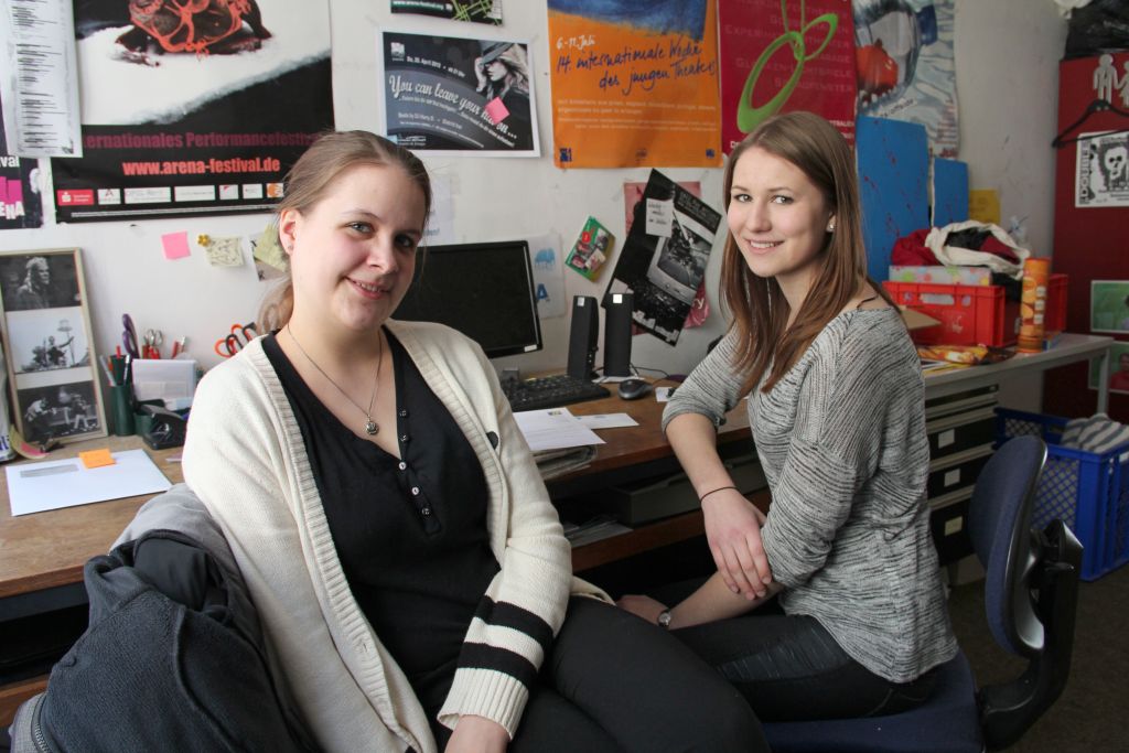 Maureen Hemp und Julia Patzak organisieren mit Kommilitonen das Arena-Festival, das vom 16. bis 21. Juni in Erlangen stattfindet. (Bild: Claudia Rummel)