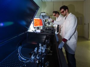 Dr. Ralf Palmisano (l.) und Dr. Tristan Nowak justieren das neue STED/RESOLFT Superresolution-Mikroskop. Damit können Forscher Zellen und Nanopartikel in einer bisher nicht dagewesenen Genauigkeit untersuchen. (Bild: Erich Malter)