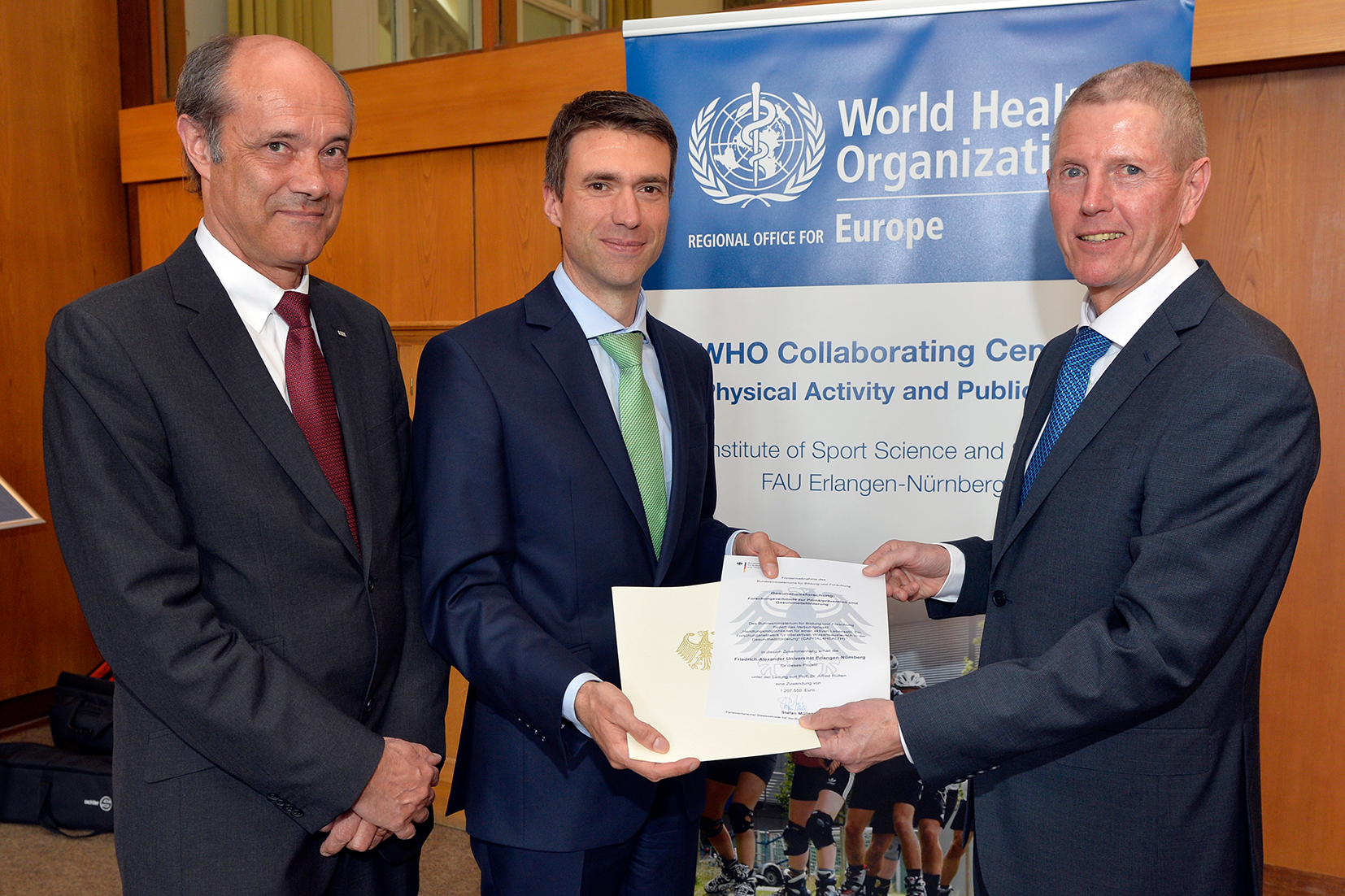 FAU-Vizepräsident Prof. Dr. Günter Leugering, Stefan Müller, parlamentarischer Staatssekretär im BMBF, und Prof. Dr. Alfred Rütten. (Bild: Harald Sippel)