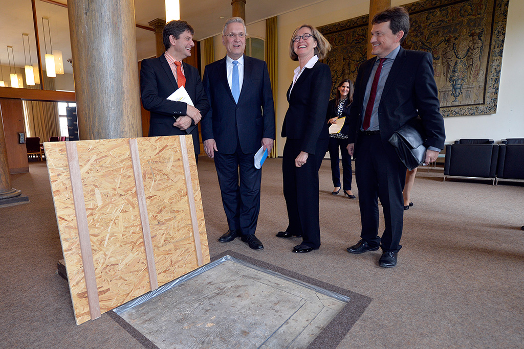 Zum Artikel "Innenminister Joachim Herrmann begutachtet Schloss"