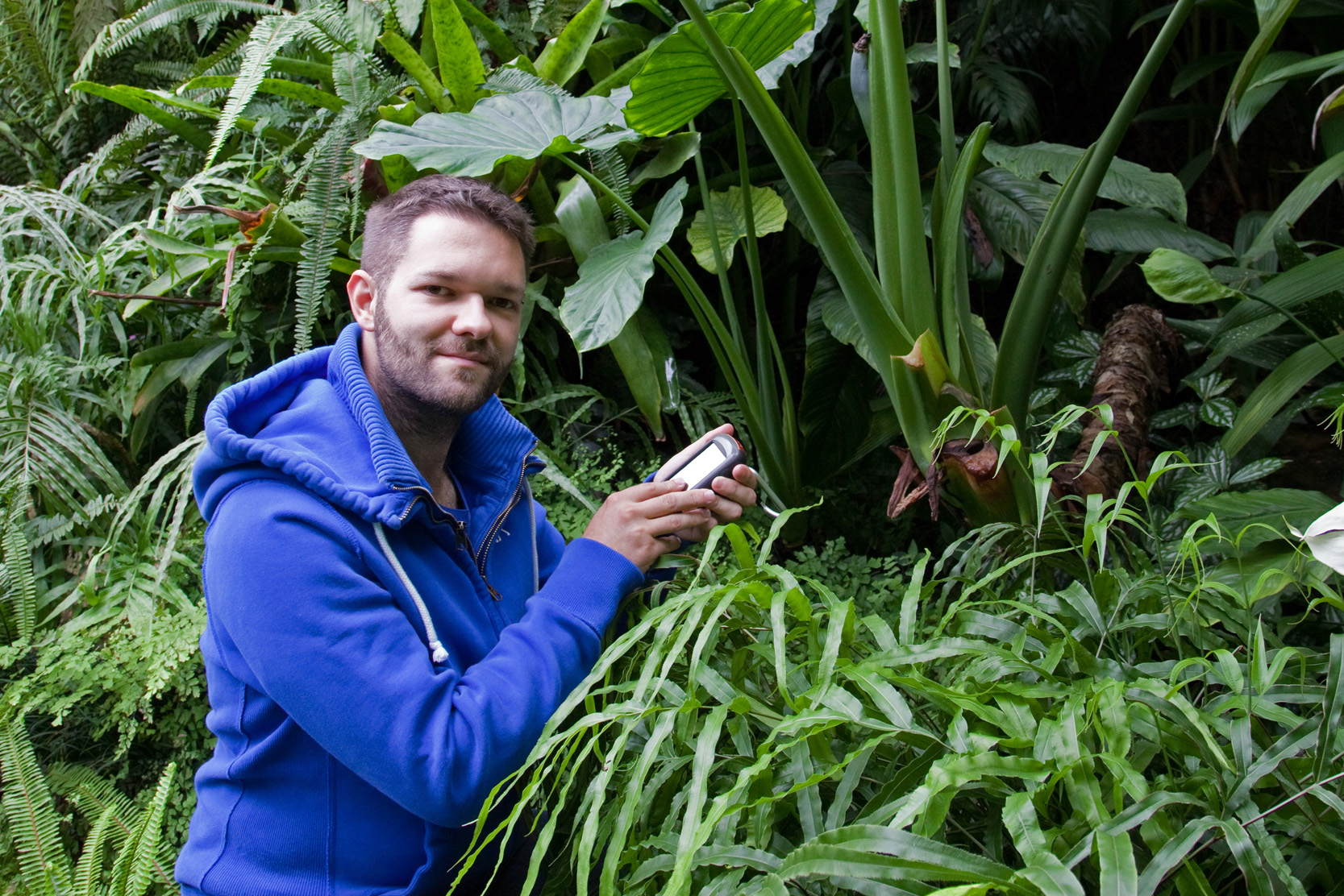 Während der Suche nach dem Schatz, den André Fichtner im Botanischen Garten versteckt hat, lernt man nebenbei einiges über Botanik. (Bild: Georg Pöhlein)