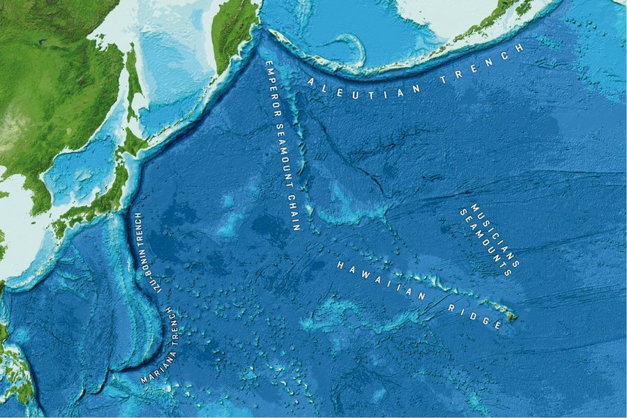 Der Knick zwischen Hawaii- und Emperor-Kette gab der Wissenschaft lange Rätsel auf. Wahrscheinlich steht er im Zusammenhang mit großräumigen Veränderungen im Pazifikraum, die vor rund 50 Mio. Jahren den gesamten Pazifikraum veränderten. (Image reproduced from the GEBCO world map 2014, www.gebco.net)