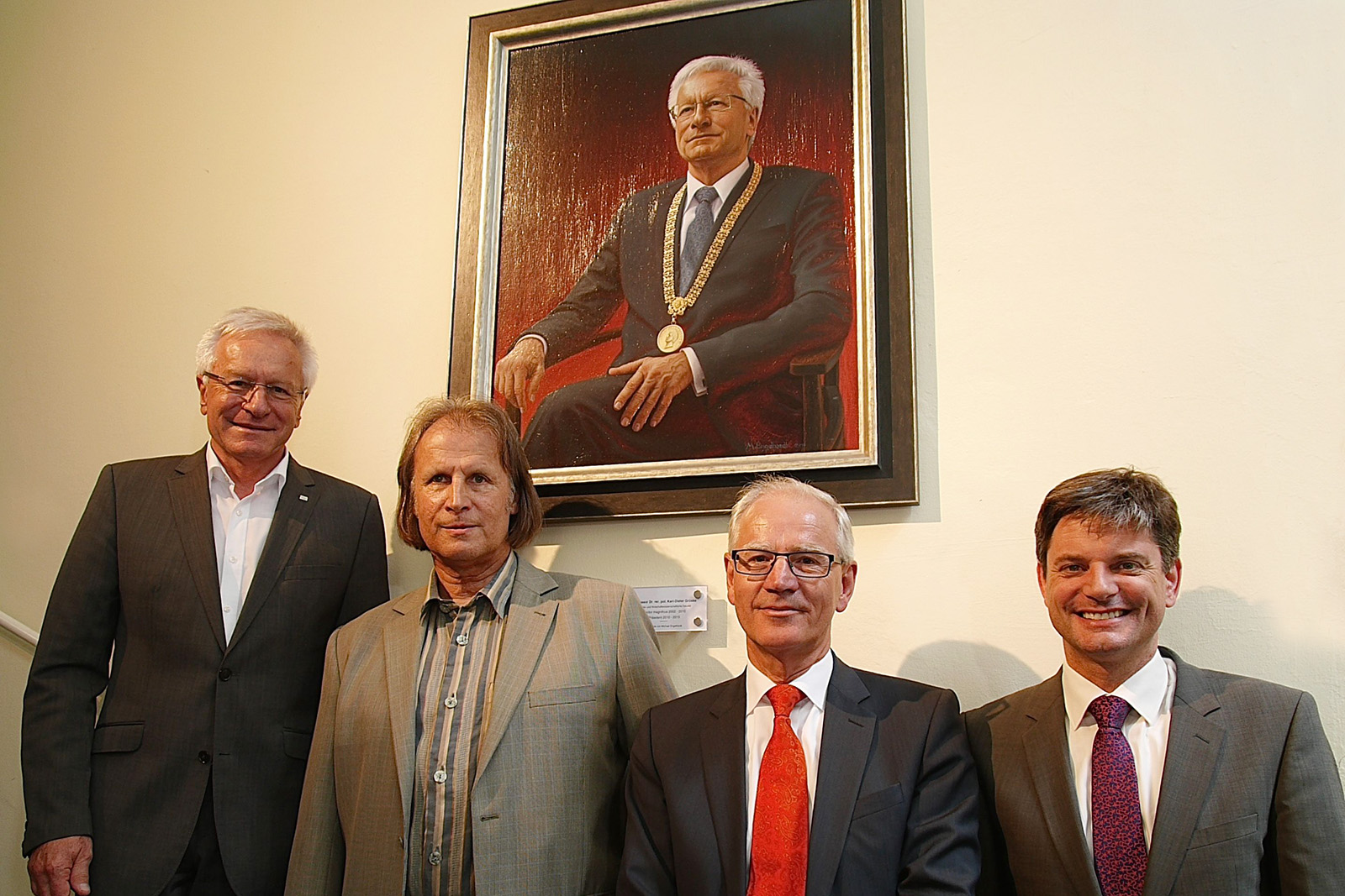 Bei der Enthüllung des Portraits des ehemaligen Präsidenten Prof. Dr. Karl-Dieter Grüske waren auch der Maler Michael Engelhardt, der Vorsitzende des Universitätsbundes Dr. Siegfried Balleis sowie der derzeitige FAU-Präsident Prof. Dr. Joachim Hornegger anwesend. (Bild: Ilona Hörath)