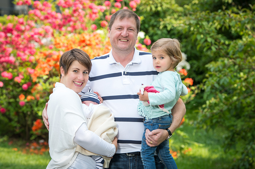 Sandra G. und Andreas S. mit Tochter Isabel und Sohn Matías (Baby) im Schlosspark Laupheim (Bild: Uni-Klinikum Erlangen/Tobias Egle)