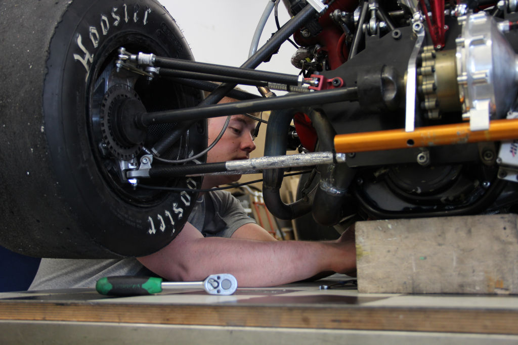 Solange noch nicht alle Teile des neuen Rennwagens fertig sind, testen die Studenten neue Techniken am Fahrzeug aus dem Vorjahr. Mathias vom Busch ist der Teamleiter Motor und verbringt fast jeden Tag in der Werkstatt. (Bild: FAU/Claudia Rummel)