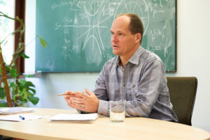 A physicist with a passion for words: Prof. Dr. Klaus Mecke, Chair of Theoretical Physics. (Image: David Hartfiel)