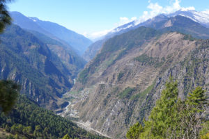 Hochgebirgstal des Flusses Bhote Koshi nahe der durch das Erdbeben völlig zerstörten Langtang-Region nördlich von Kathmandu. Deutlich werden die reliefbedingt schwierigen Lebensverhältnisse. (Bild: Dr. Alexandra Titz)