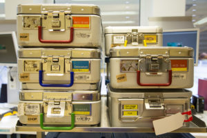 Sets of instruments are sterilised and stored in containers. (Image: FAU/Georg Pöhlein)