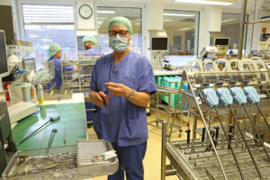 The staff in the packing area check whether everything is as clean as it should be and that the instruments work properly. (Image: FAU/Georg Pöhlein)