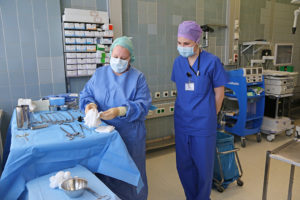 Before the next operation two nurses count the instruments and the textiles. (Image: FAU/Georg Pöhlein)