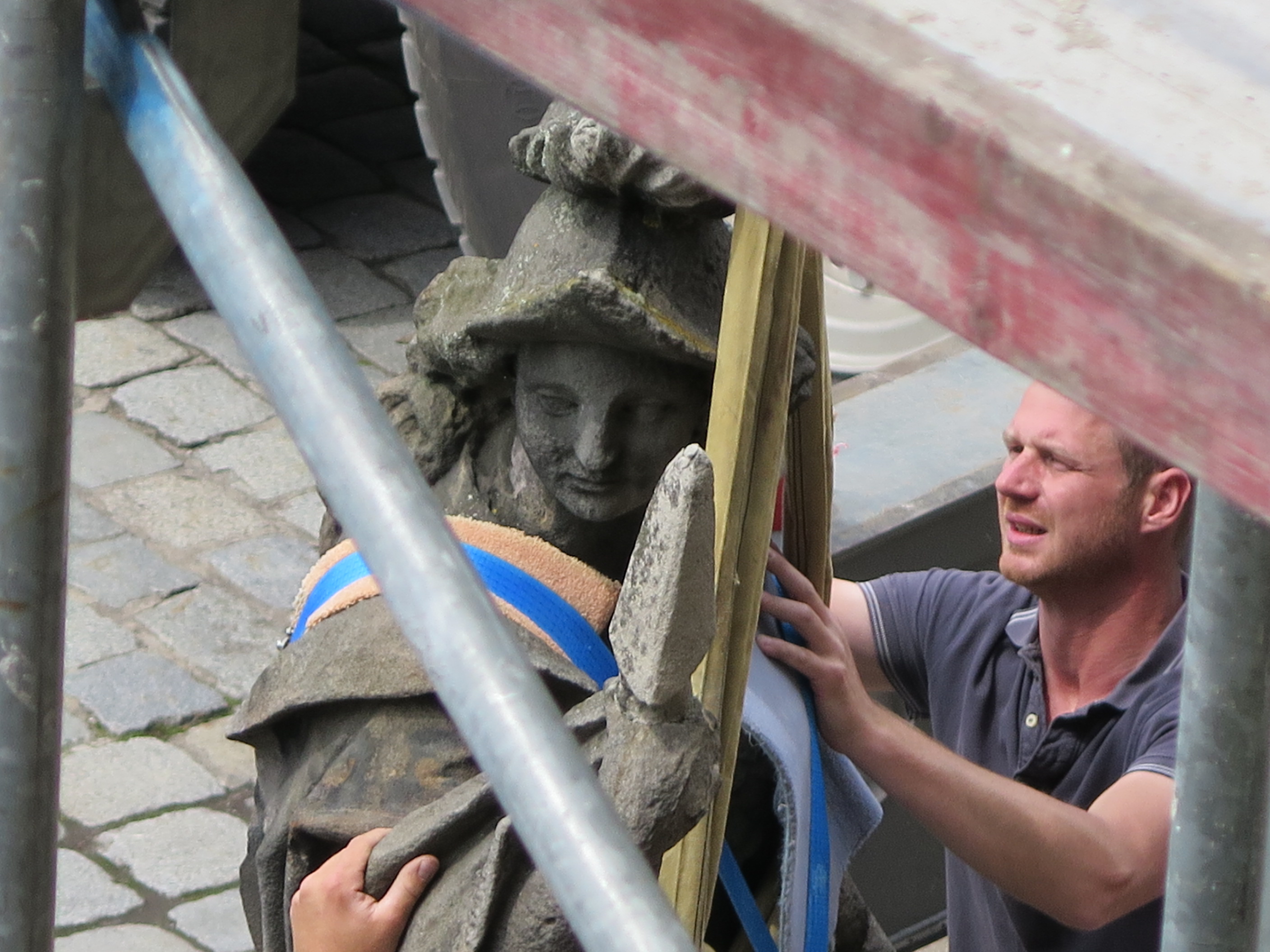 Demontage der Steinfiguren des Erlanger Schlosses zur Sanierung (Bild: FAU/Gisela Heinrici).