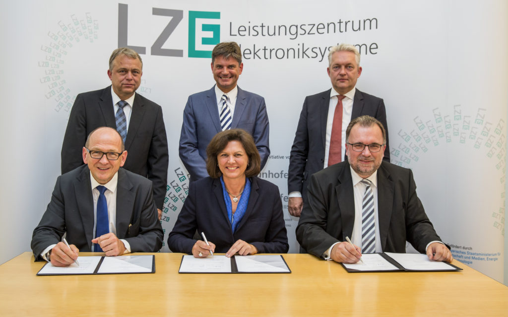 On 16 June 2015, the Bavarian state minister of economic affairs Ilse Aigner, together with (front row, from left to right) Prof. Dr. Albert Heuberger, head of Fraunhofer IIS, Prof. Dr. Siegfried Russwurm, member of the Managing Board at Siemens AG, (back row, from left to right) Prof. Dr. Lothar Frey, head of Fraunhofer IISB, Prof. Dr. Joachim Hornegger, President of FAU, and Prof. Dr. Alexander Verl, Vice President of Fraunhofer-Gesellschaft, signed a letter of intent on the strategic partnership in LZE between Siemens AG and the two Erlangen-based Fraunhofer Institutes IIS and IISB at the ministry in Munich. (Image: Marc Müller/Marc Müller-Fraunhofer IIS-dedimag/dedimag)