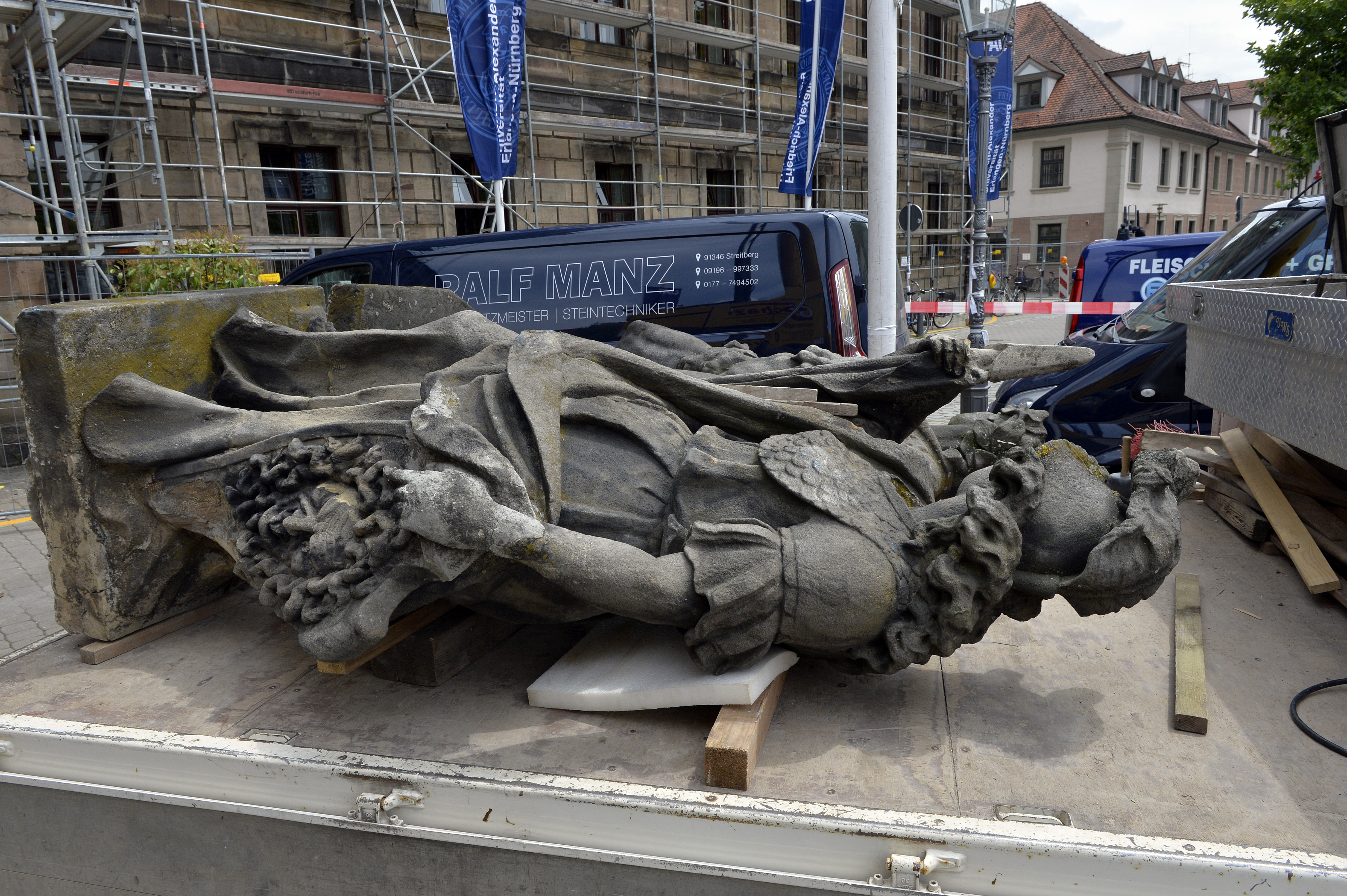 Demontage der Steinfiguren des Erlanger Schlosses zur Sanierung (Bild: Harald Sippel)