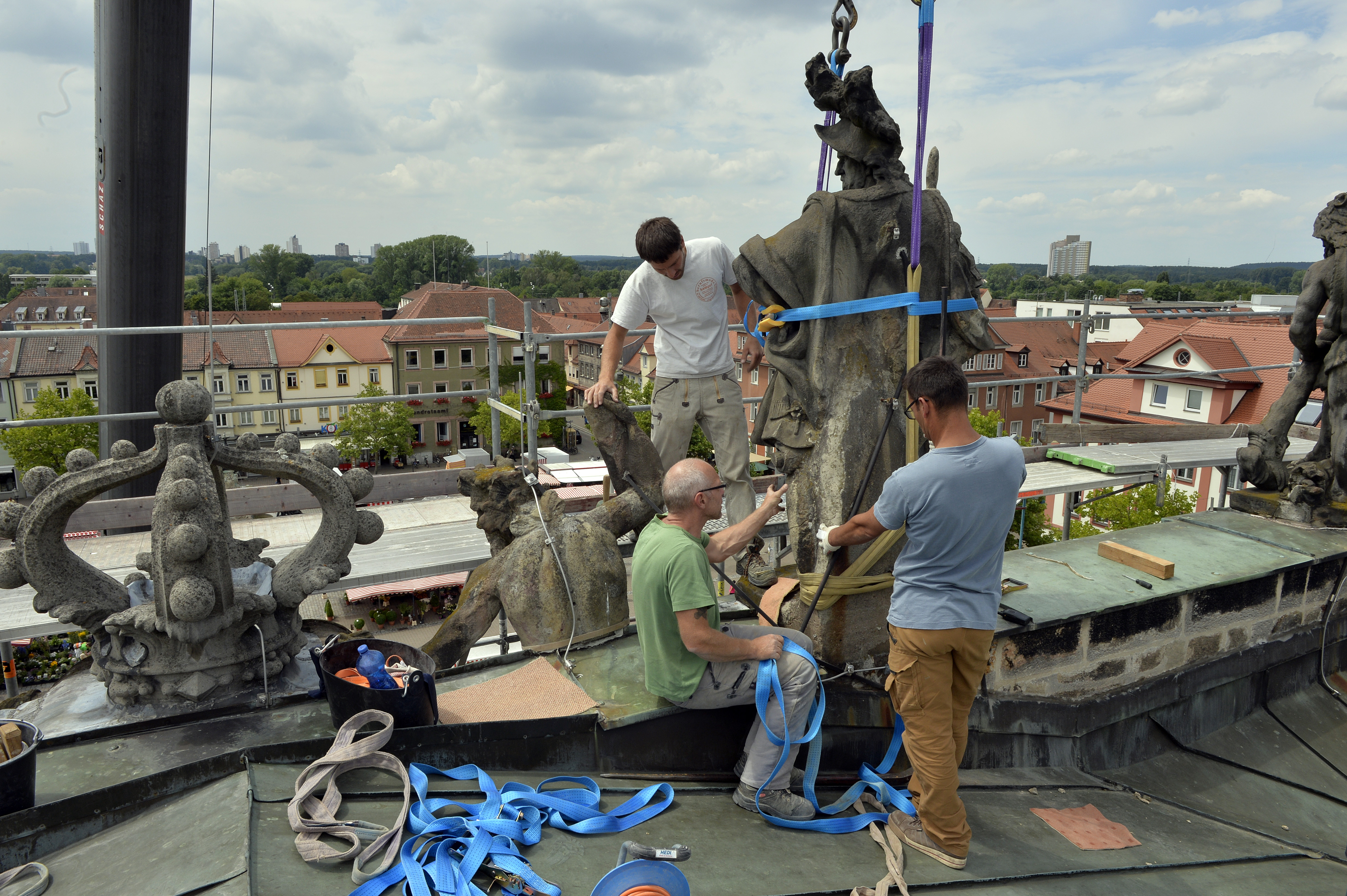 Demontage der Steinfiguren des Erlanger Schlosses zur Sanierung (Bild: Harald Sippel)