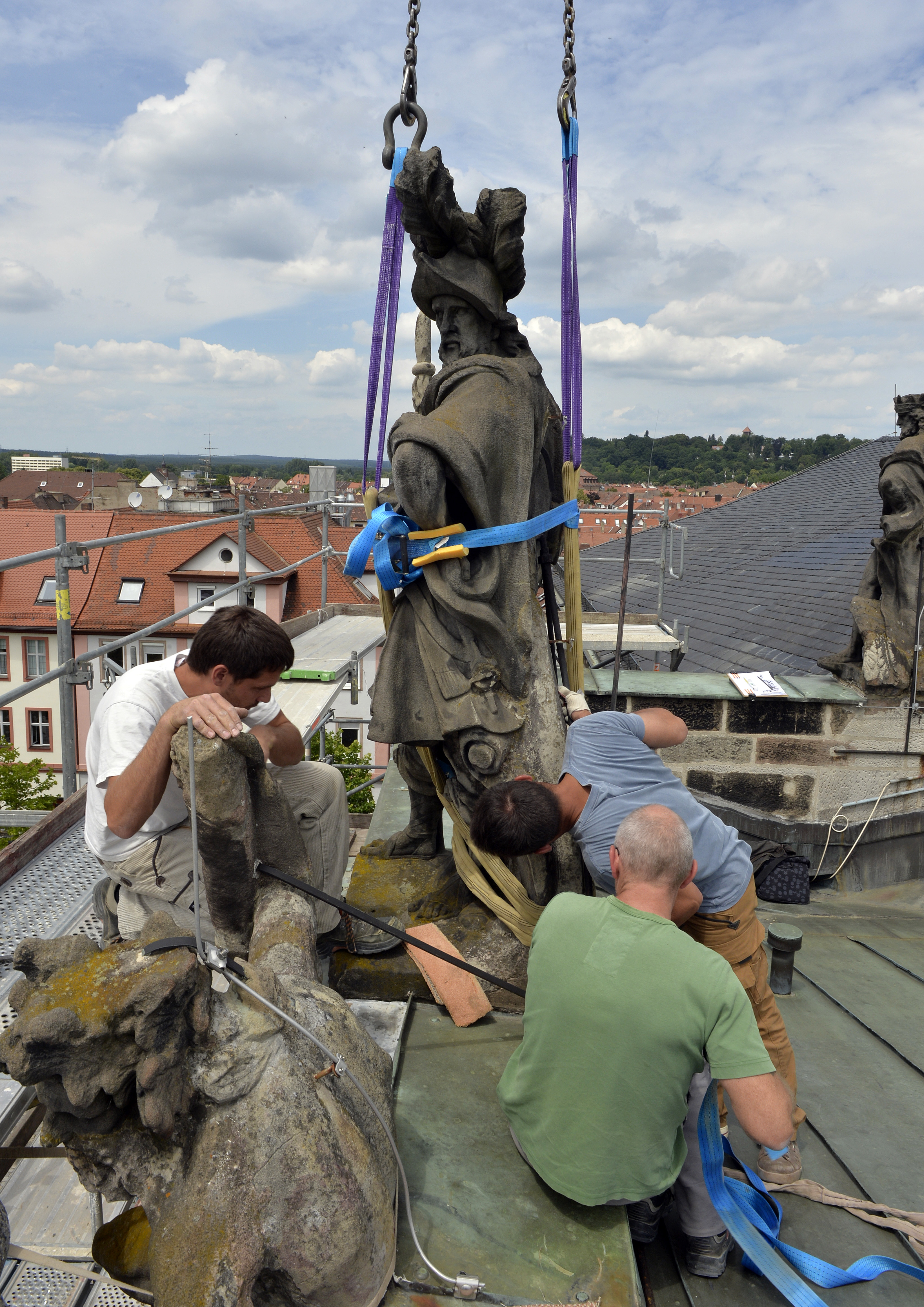 Demontage der Steinfiguren des Erlanger Schlosses zur Sanierung (Bild: Harald Sippel)