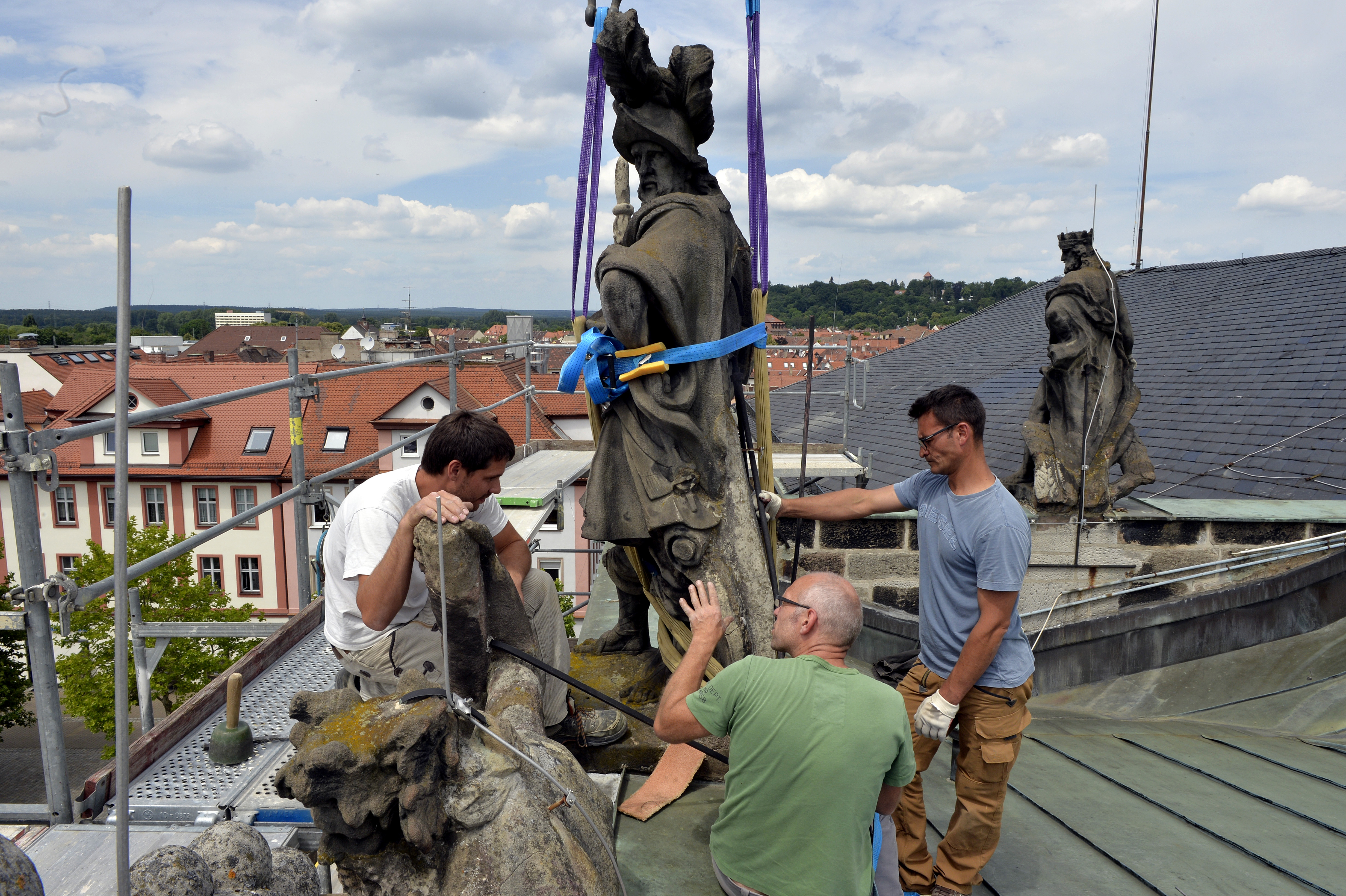 Demontage der Steinfiguren des Erlanger Schlosses zur Sanierung (Bild: Harald Sippel)