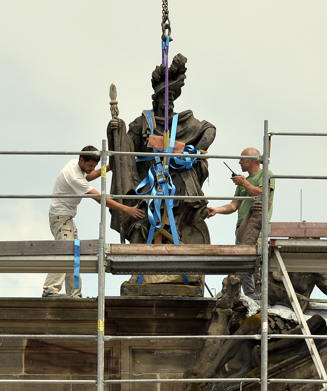 Demontage der Steinfiguren des Erlanger Schlosses zur Sanierung (Bild: Harald Sippel)