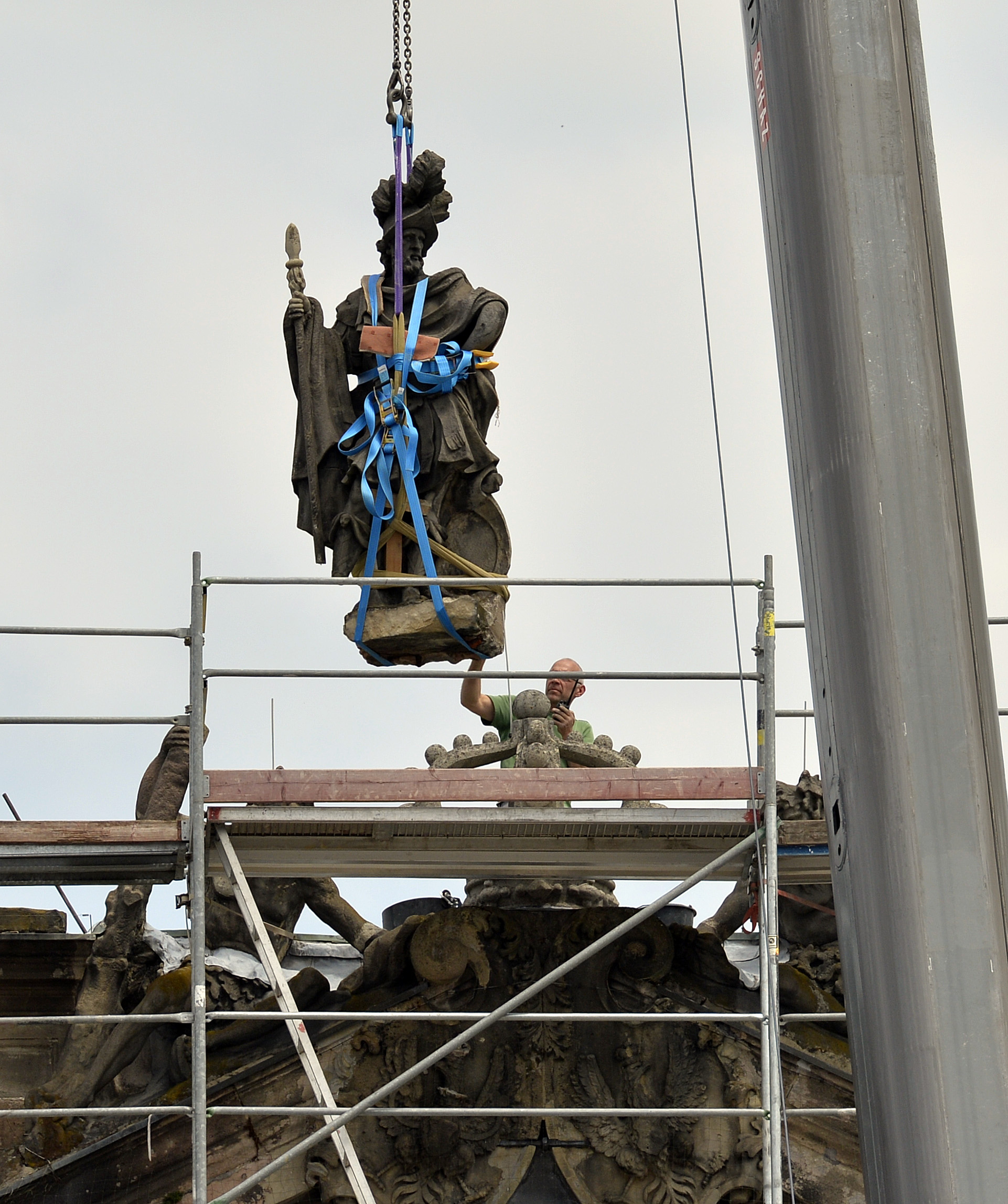 Demontage der Steinfiguren des Erlanger Schlosses zur Sanierung (Bild: Harald Sippel)