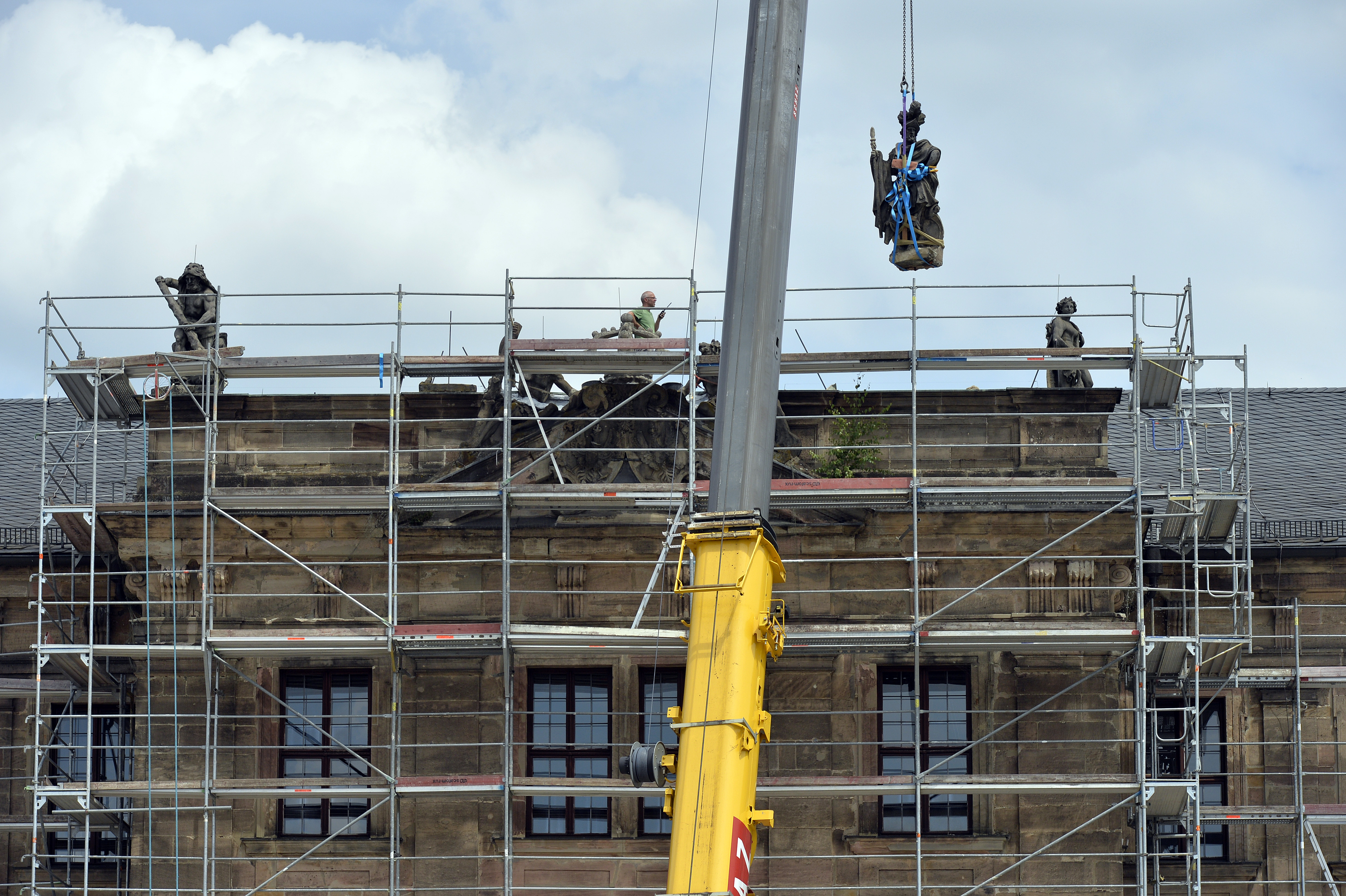 Demontage der Steinfiguren des Erlanger Schlosses zur Sanierung (Bild: Harald Sippel)