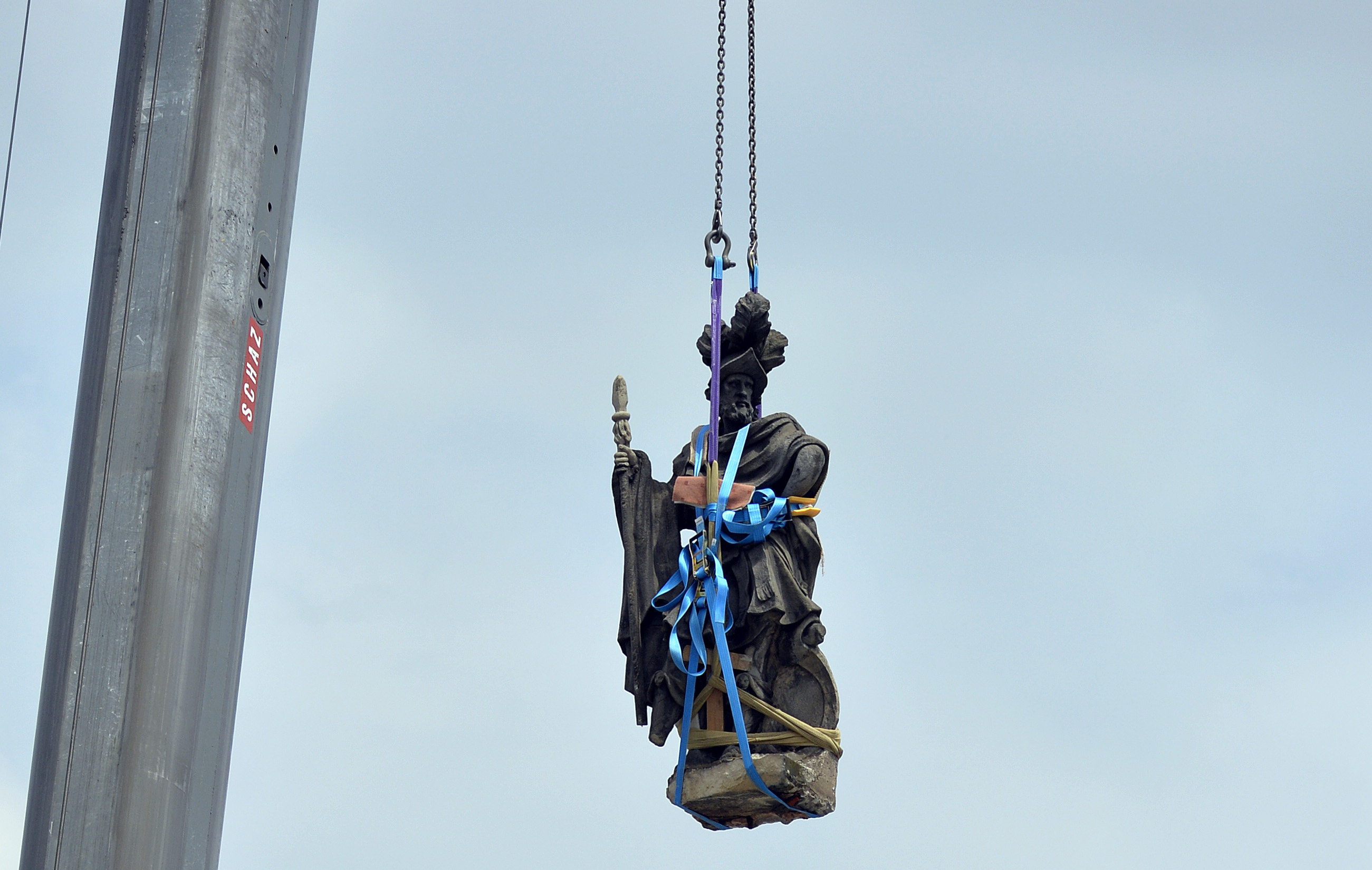 Demontage der Steinfiguren des Erlanger Schlosses zur Sanierung (Bild: Harald Sippel)