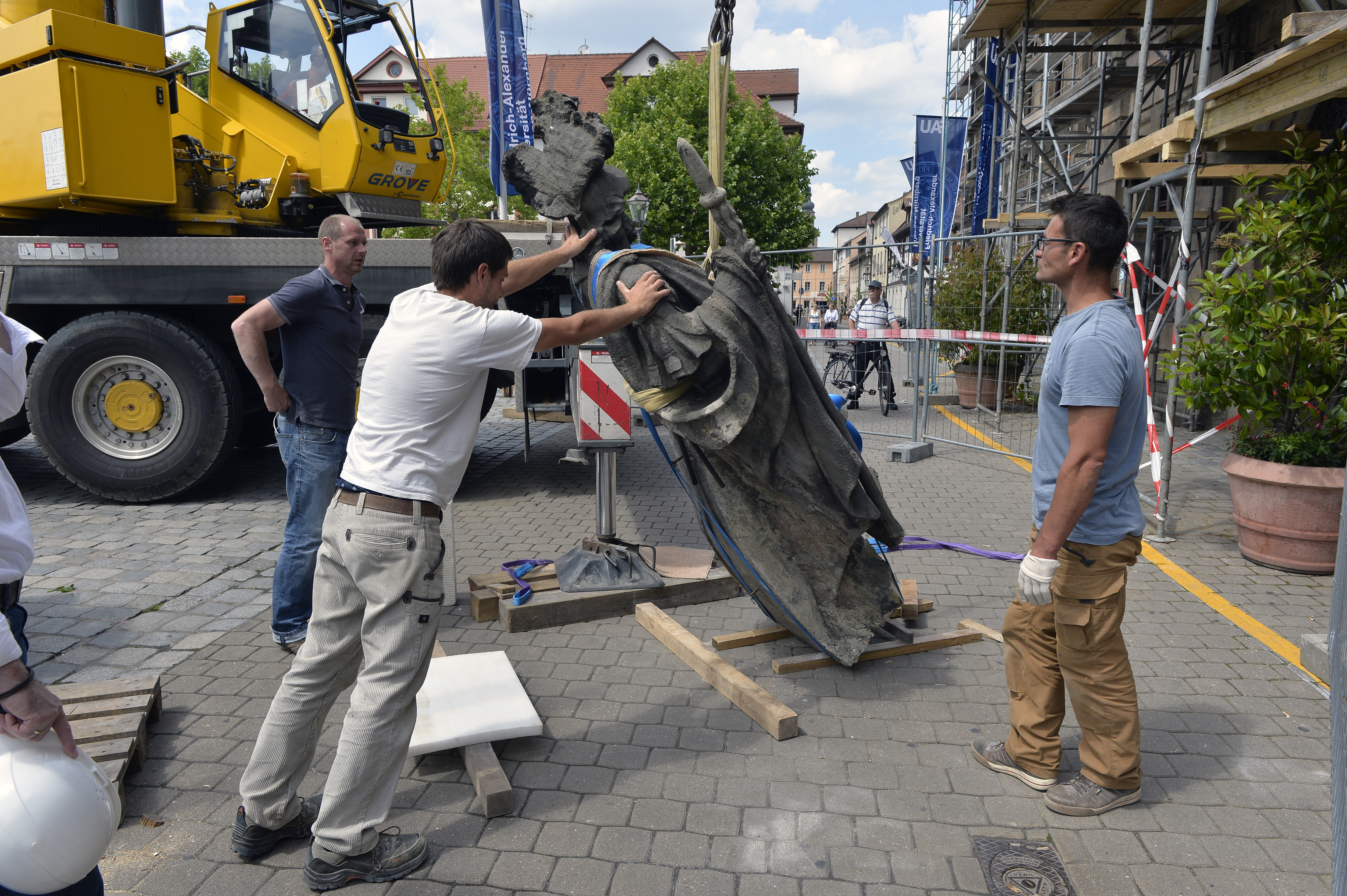 Demontage der Steinfiguren des Erlanger Schlosses zur Sanierung (Bild: Harald Sippel)