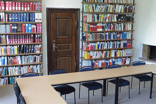 Die Teilbibliothek 02KR: Kirchenrecht – an 12 Arbeitsplätzen kann hier in Ruhe gelernt werden. (Bild: FAU/Christoph Ackermann)