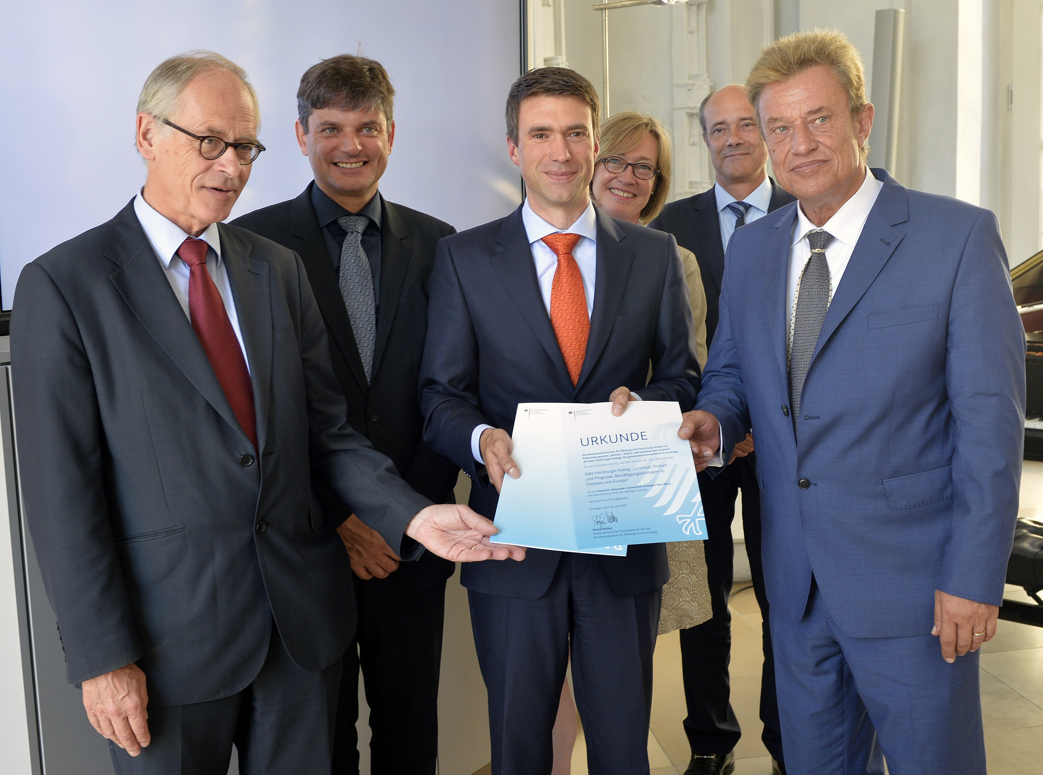 Von links: Die feierliche Bescheidübergabe fand in der Orangerie statt (von links): Prof. Dr. Klaus Herbers, stellvertretender Direktor des IKGF, FAU-Präsident Prof. Dr. Joachim Hornegger, Stefan Müller, Parlamentarischer Staatssekretär im Bundesministerium für Bildung und Forschung, FAU-Kanzlerin Dr. Sybille Reichert, FAU-Vizepräsident Prof. Dr. Günter Leugering und Prof. Dr. Michael Lackner, Direktor des IKGF. (Bild: FAU/Harald Sippel)