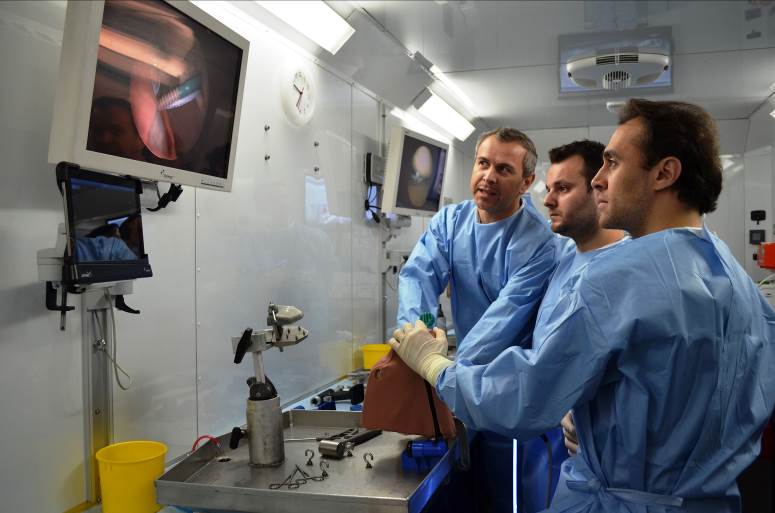 Einblicke in die Phantomschulter: Im Arthrex Mobile Lab trainieren Chirurgen an hochmodernen Operationsarbeitsplätzen mit Bildübertragungstechnik arthroskopische Eingriffe. (Bild: Arthrex)