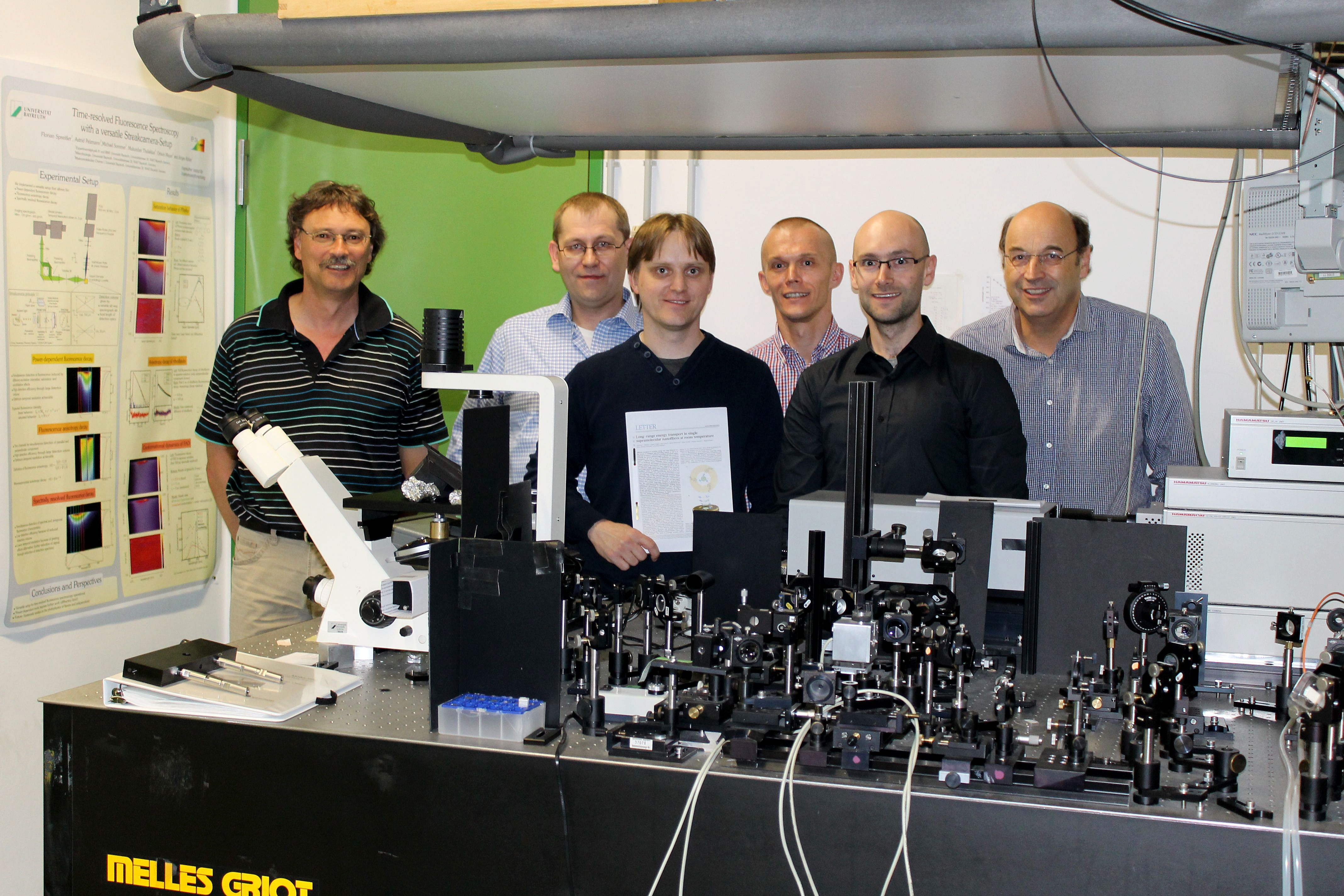 In einem Bayreuther Laserlabor für Experimentalphysik: Prof. Dr. Jürgen Köhler, Dr. Klaus Kreger, Dr. Richard Hildner (Universität Bayreuth); Dr. Milan Kivala (FAU Erlangen-Nürnberg); Andreas T. Haedler (Universität Bayreuth, z.Zt. TU Eindhoven/NL); Prof. Dr. Hans-Werner Schmidt (Universität Bayreuth) (v.l.n.r.). (Bild: Christian Wißler/Universität Bayreuth)