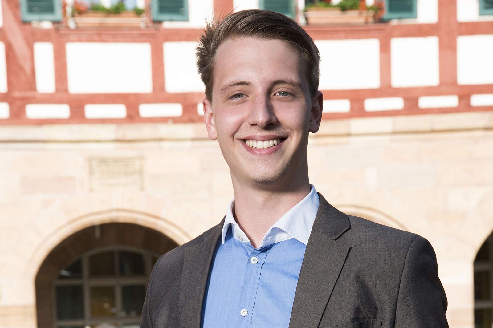 Alex Rötschke studiert Politikwissenschaft und Öffentliches Recht und ist Stadtrat in Schwabach. (Bild: Tobias Kempe)