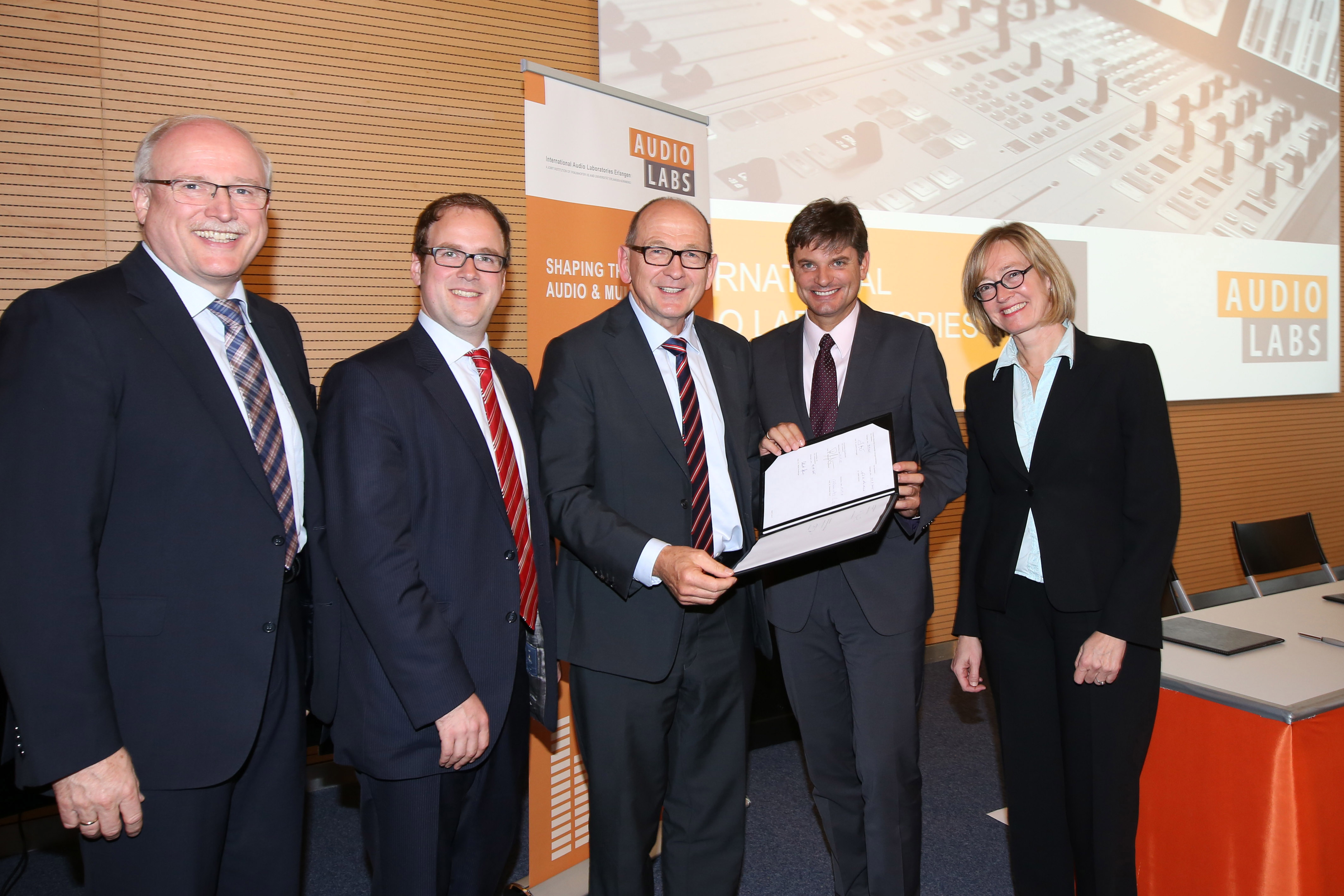 Die Fraunhofer-Gesellschaft und die FAU unterzeichneten den Vertrag zur Fortsetzung der Forschungsarbeit der AudioLabs um weitere fünf Jahre und sichern damit die Grundlage für die Entwicklung neuer Ideen und Technologien zur digitalen Verarbeitung von Multimediainhalten bis ins Jahr 2025. (v. l. n. r.): Prof. Dr. Alexander Kurz, Vorstand für Personal, Recht und Verwertung der Fraunhofer-Gesellschaft; Dr. Florian Janik, Oberbürgermeister der Stadt Erlangen; Prof. Dr. Albert Heuberger, Sprecher der AudioLabs und Leiter des Fraunhofer IIS; Prof. Dr. Joachim Hornegger, Präsident der FAU; Dr. Sybille Reichert, Kanzlerin der FAU. Fraunhofer IIS/Kurt Fuchs.