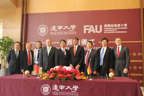 BU: Freuen sich über die gemeinsame Vereinbarung zwischen der FAU und der taiwanesischen Feng Chia Universität (FCU) (von links): Dr. Long-Song Lin, Vorsitzender des Taiwan Network Information Center, Prof. Mitchell M. Tseng, Dekan der International School of Technology and Management an der FCU, Prof. Chen-Shu Kao, 2. Vorsitzender der FCU, Reinhard Paichrowski, Deutsches Institut Taipei, Prof. Dr. Bing Jean Lee, Präsident der FCU, FAU-Präsident Prof. Dr. Joachim Hornegger, Dr. Yau-Jr Liau, Taichung City Government, Dr. Yeong-Junaq Wang, Ministerium für Wissenschaft und Technologie, sowie Prof. Dr. Jörg Franke, Inhaber des Lehrstuhls für Fertigungsautomatisierung und Produktionssystematik der FAU. (Bild: Hsin-I Sandy Chien)