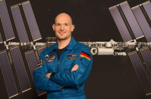 Dr. Alexander Gerst ist Geophysiker und Astronaut. 2014 war er als Bordingenieur bei einer Expedition zur Internationalen Raumstation ISS für fast sechs Monate im All. Für seine unterhaltsamen Twitter- und Facebook-Beiträge aus dem Weltraum wurde er 2015 für den Grimme-Online-Award nominiert. (Bild: ESA–P. Sebirot, 2014)