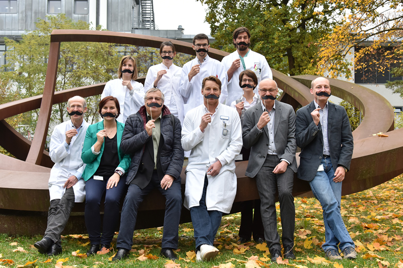 Vor dem Internistischen Zentrum des Uni-Klinikums Erlangen gaben Prof. Wullich (l.) und Ernst-Günther Carl (3. v. l.) den Startschuss zum „Movember“ 2015. (Bild: Uni-Klinikum Erlangen)