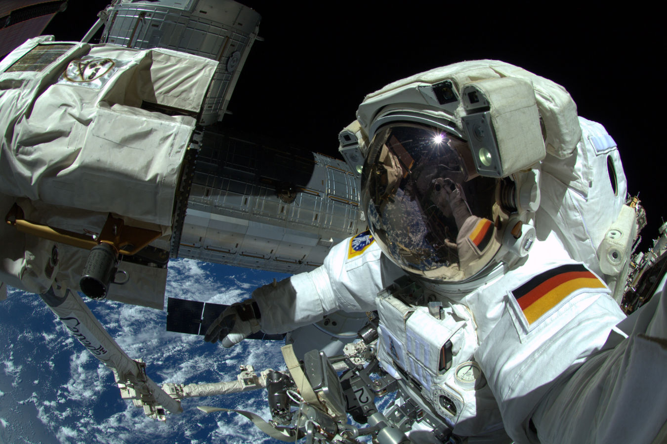 Selfie im All: ESA-Astronaut Alexander Gerst bei seinem Außenbordeinsatz am 7. Oktober 2014. (Bild: ESA)
