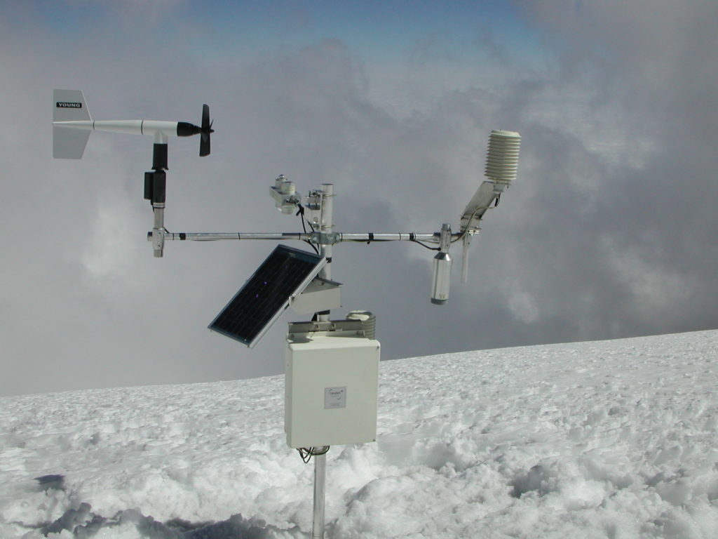 Das Bild zeigt die automatische Wetterstation am südlichen Eisfeld des Kilimandscharo; es ist die höchste Station Afrikas. Zu sehen sind die Instrumente für Temperatur, Luftfeuchte, Windgeschwindigkeit und -richtung sowie Strahlung in verschidenen Spektralbereichen. (Bild: Nicolas Cullen)
