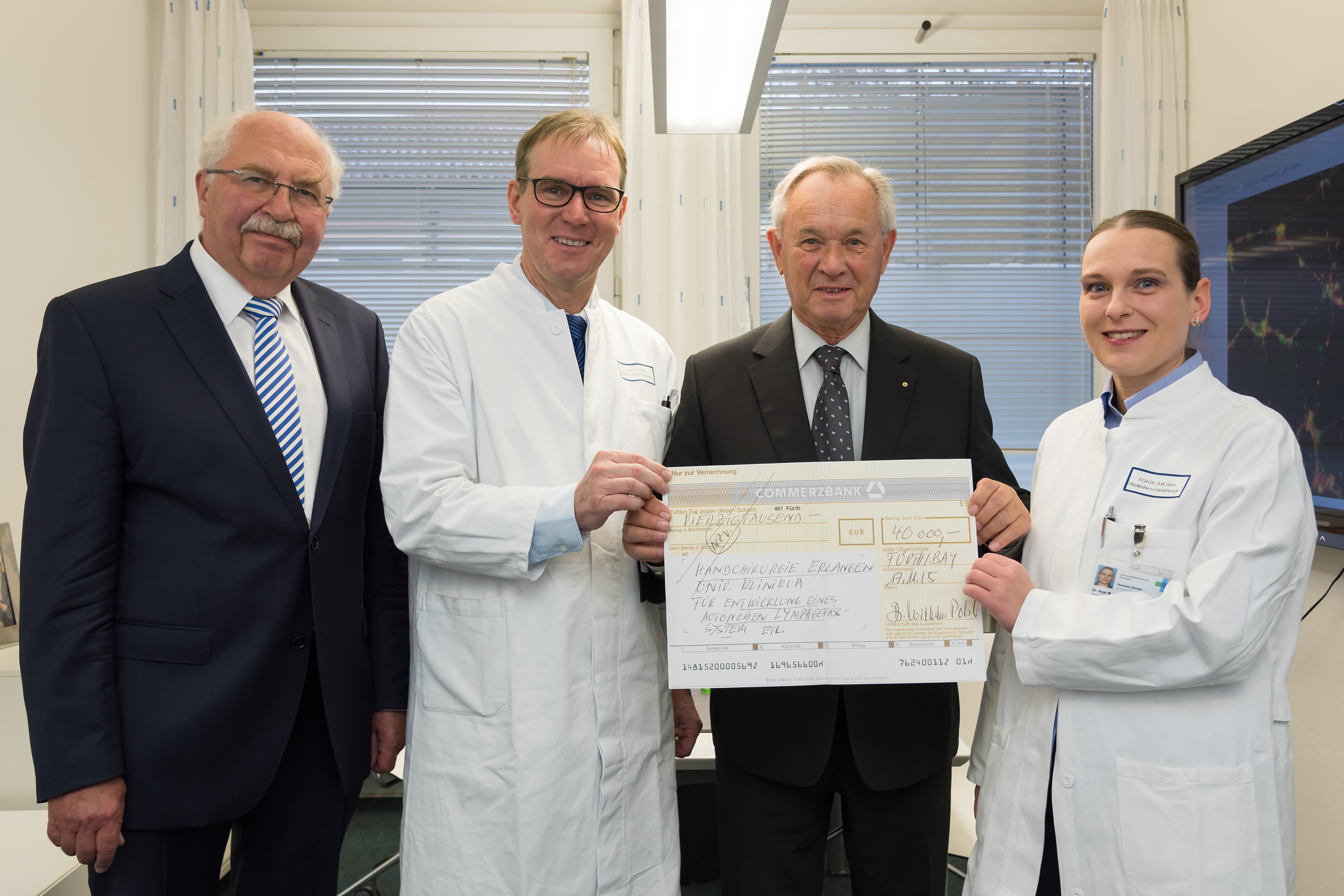 Von links: Prof. Dr. Werner G. Daniel (Vorstandsvorsitzender der Forschungsstiftung Medizin am Universitätsklinikum Erlangen), Prof. Dr. Dr. h. c. Raymund E. Horch (Direktor der Plastisch- und Handchirurgischen Klinik des Universitätsklinikums Erlangen), Dr. Wilhelm Polster (Vorstand der gemeinnützigen Manfred-Roth-Stiftung) und Dr. Anja M. Boos (Oberärztin der Plastisch- und Handchirurgischen Klinik des Universitätsklinikums Erlangen) (Bild: Uni-Klinikum Erlangen)