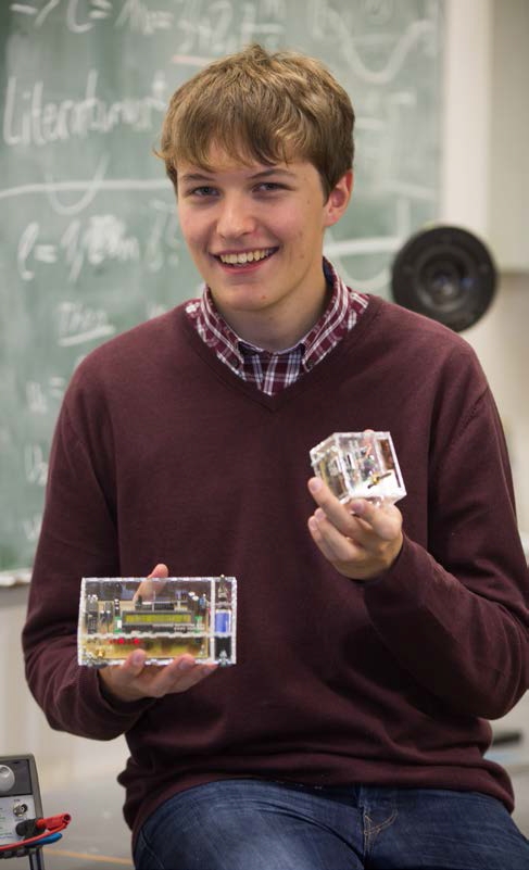 Thomas Maier hat früher selbst am Erlanger Schülerforschungszentrum teilgenommen und ist jetzt Tutor. (Bild: FAU/Erich Malter)