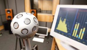 Ein Blick in ein Schalllabor der AudioLabs – hier entwerfen Forscher die digitalen Klangwelten der Zukunft. (Bild: FAU/Kurt Fuchs)