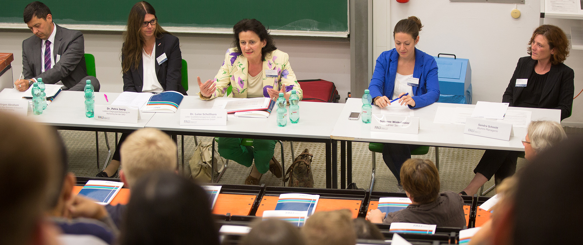 Sie geben Chemiestudenten Tipps für den erfolgreichen Übergang ins Berufsleben (v.l.): FAU-Alumni Dr. Jürgen Abraham, Dr. Petra Joerg und Dr. Luise Schellhorn sowie Susanne Winkelmaier vom Career Service der FAU und Sandra Schmitt vom Alumni-Management. (Bild: FAU/ Erich Malter)