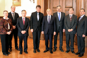 Besuch vom Nagoya Institute of Technology (NITech): Dr. Brigitte Perlick, Referat für Internationale Angelegenheiten der FAU, Prof. Dr. Günter Leugering, FAU-Vizepräsident für Internationales, Kuniaki Shiraki, Leiter des Research Administration Office des NITech, Prof. Dr. Joachim Hornegger, FAU-Präsident, Prof. Dr. Hiroyuki Ukai, NITech-Präsident, Prof. Dr. Peter Greil, Dekan der Technischen Fakultät der FAU, Prof. Dr. Ken-ichi Kakimoto, Leiter des Europe Liason Office des NITech, Shiro Ogura, geschäftsführender Direktor des NITech (v.l.n.r. Foto: FAU/Susanne Langer).